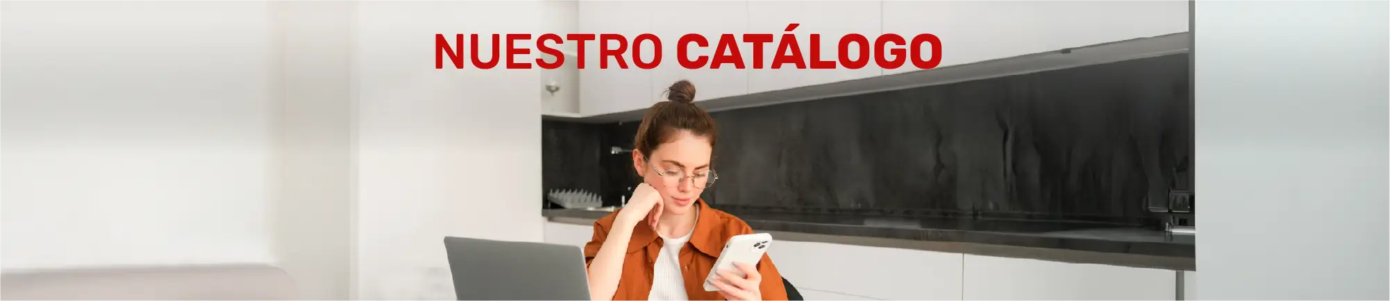 mujer revisando productos de Supermercado Cofas